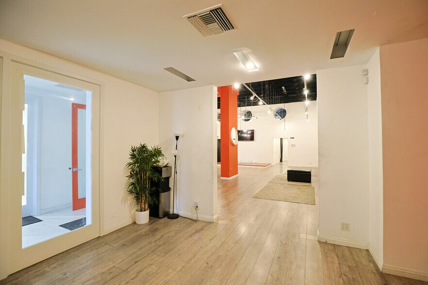 More Photos Of 908-910 N La Cienega Blvd, Los Angeles Storefront Retail Office For Sale