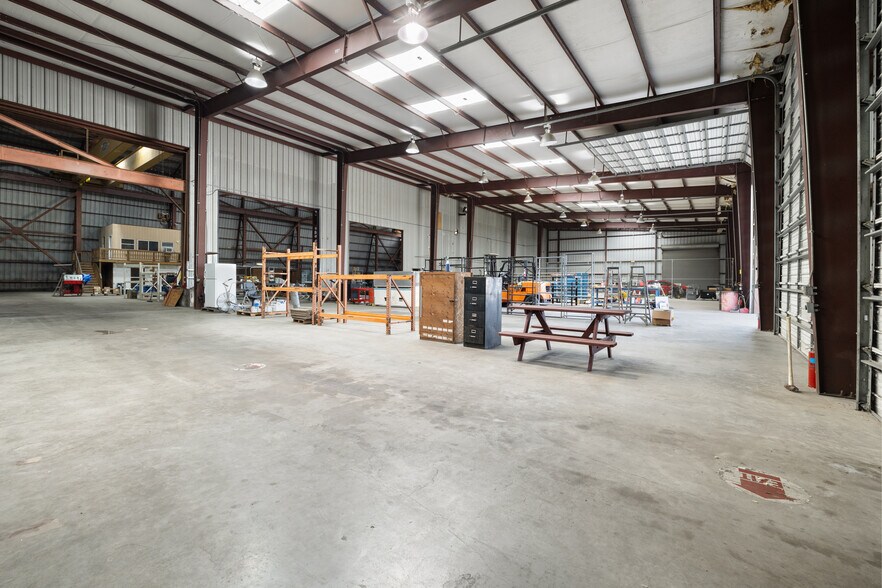 More Photos Of 12050 Proctor St, Houston Warehouse For Lease