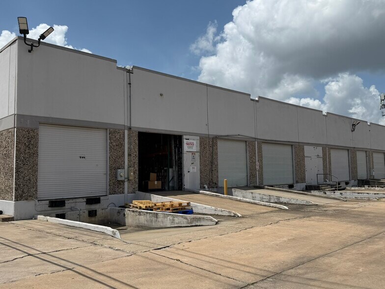 More Photos Of 5803 Sovereign Dr, Houston Warehouse For Lease