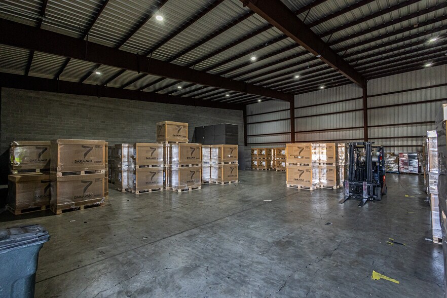 More Photos Of 13806 N Unitec Dr, Laredo Warehouse For Lease