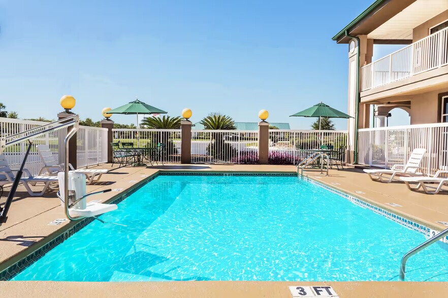 More Photos Of 2226 Highway 71, Marianna Hotel For Sale