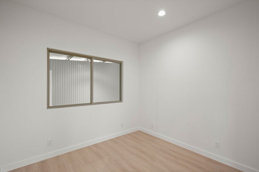 More Photos Of 10020 Darden Hill Rd, Austin Light Distribution For Lease