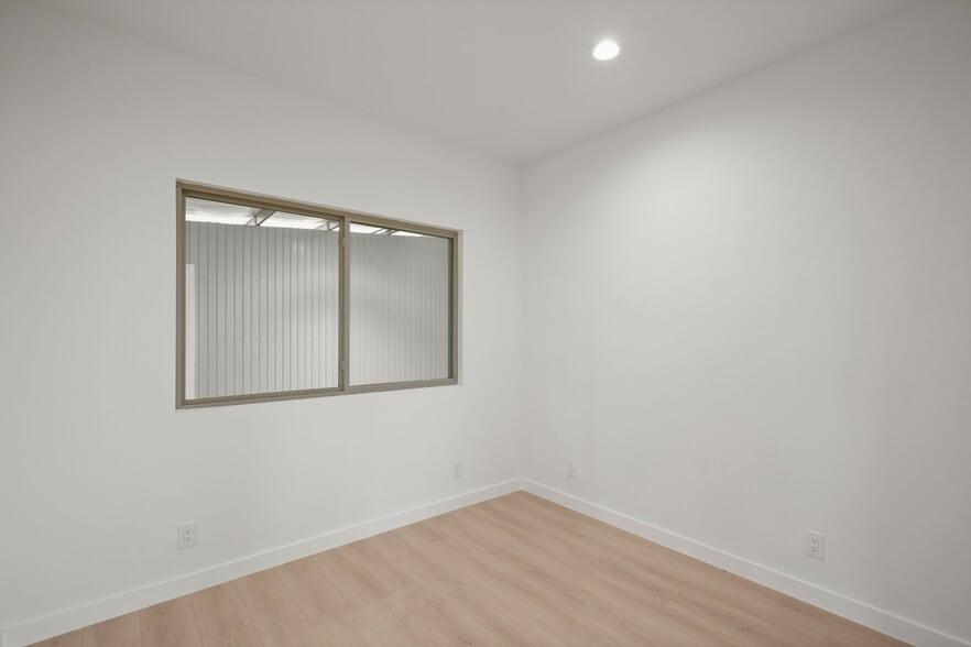 More Photos Of 10020 Darden Hill Rd, Austin Light Distribution For Lease