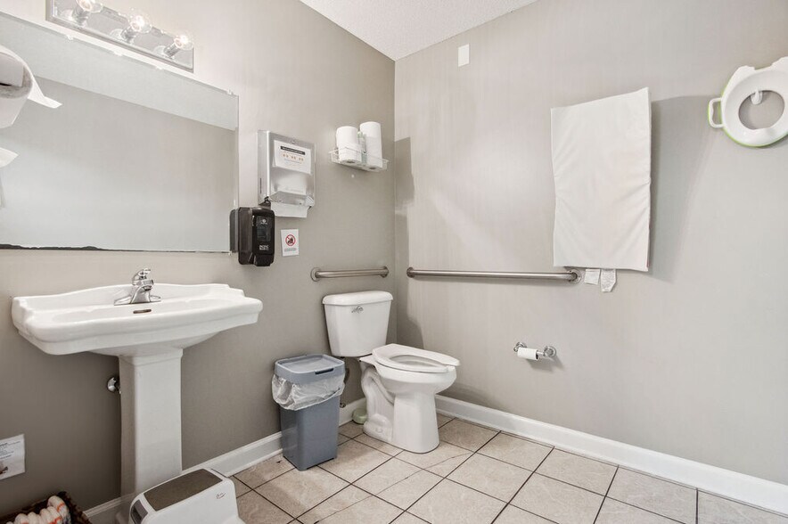 More Photos Of 217-219 Station St, Jacksonville Medical For Sale