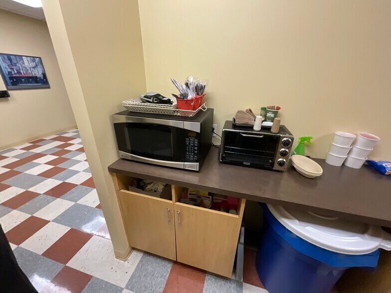 More Photos Of 2505 S Finley Rd, Lombard Office For Lease