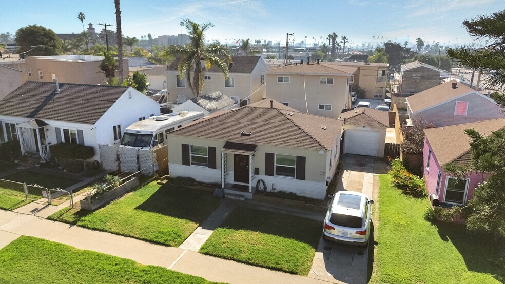 Primary Photo Of 909 Chalcedony St, San Diego Multifamily For Sale