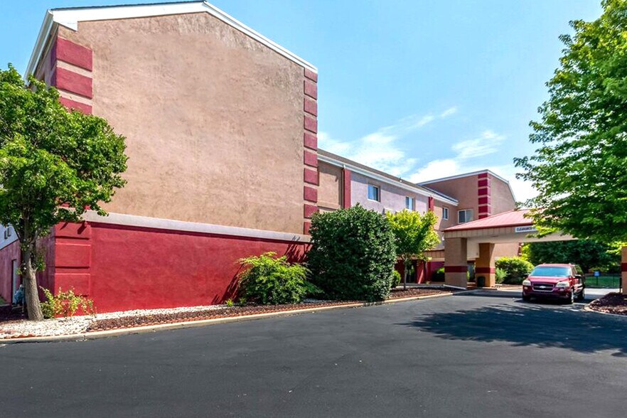More Photos Of 658 S Westdale Dr, Wichita Hotel For Sale