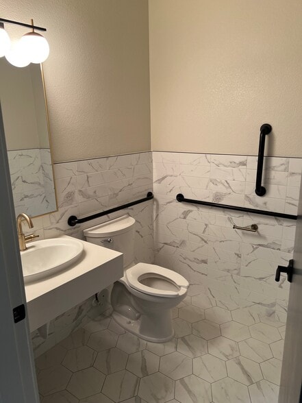 More Photos Of 199 E 52nd St, Garden City Warehouse For Lease