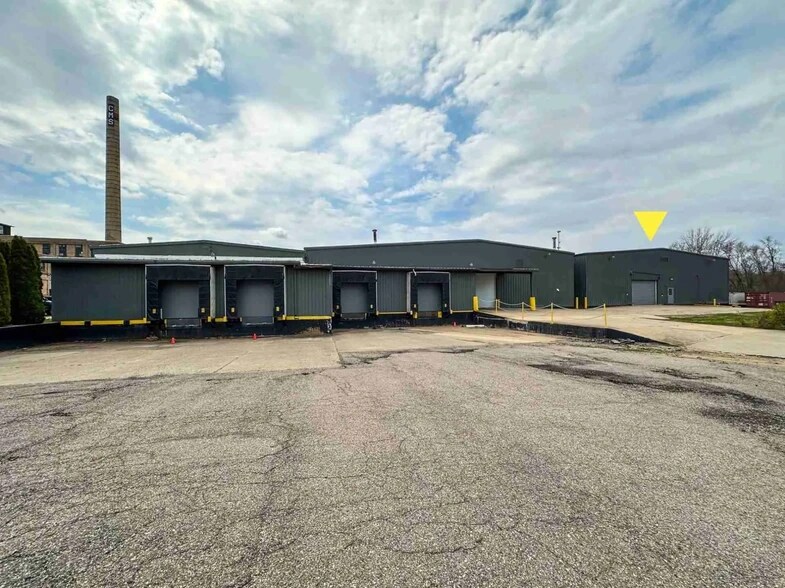 More Photos Of 125 E Broadway St, Three Rivers Warehouse For Lease