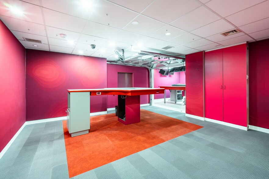 More Photos Of 2830 Boul Saint-Martin E, Laval Office For Lease