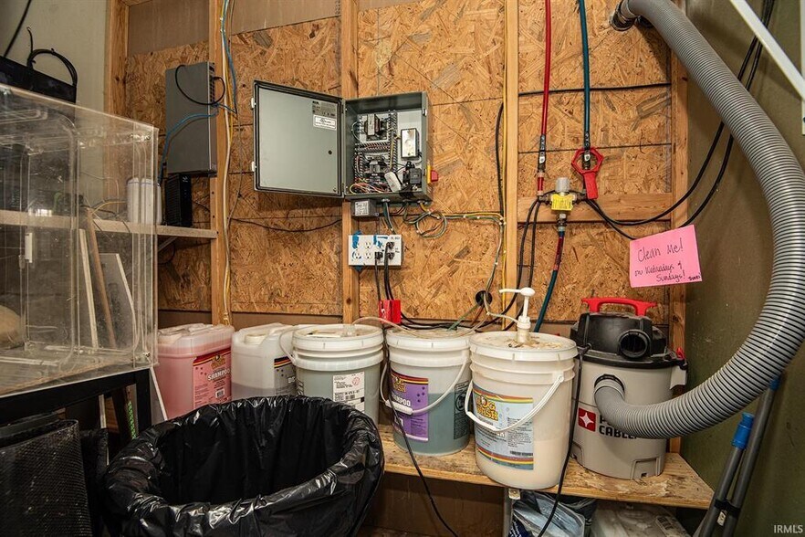 More Photos Of 433 S Hickory Corner Rd, Vincennes Veterinarian Kennel For Sale