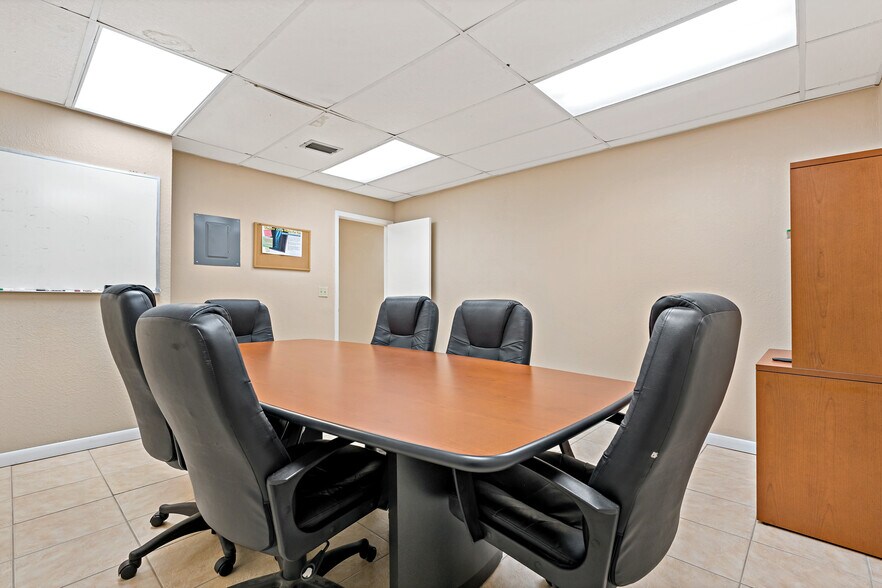 More Photos Of 567 Avenue K SE, Winter Haven Office For Sale