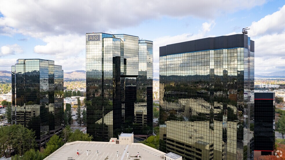 More Photos Of 21600 Oxnard St, Woodland Hills Office For Lease