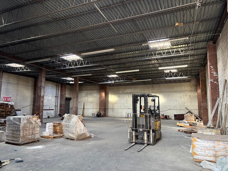 More Photos Of 51-23 Northern Blvd, Woodside Storefront For Lease