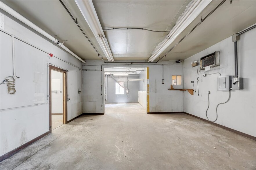 More Photos Of 20833 Mechanical Dr, Sonora Warehouse For Lease