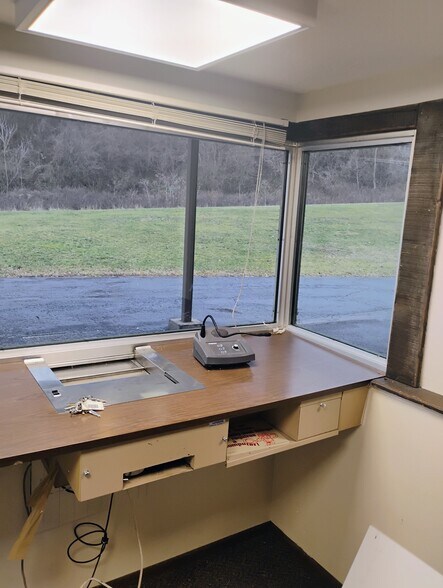 More Photos Of 2550 Brownsville Rd, South Park Bank For Lease