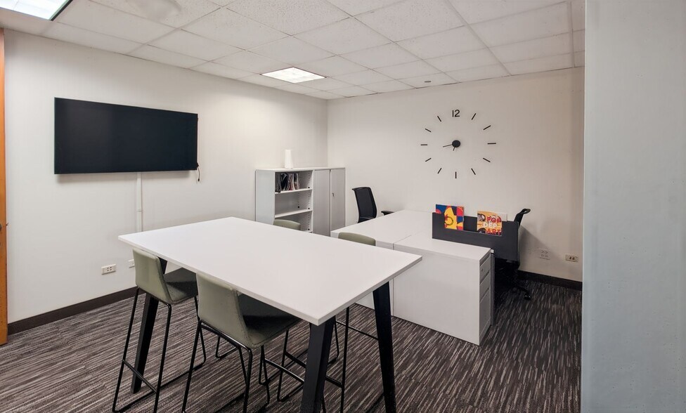 More Photos Of 10 S Riverside Plz, Chicago Office For Lease