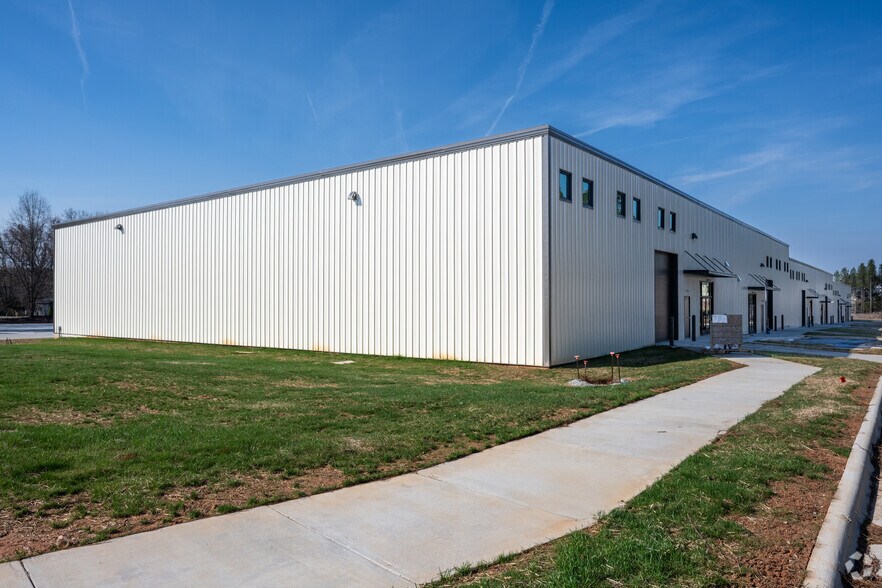 More Photos Of 717 Brigham Rd, Greensboro Flex For Lease