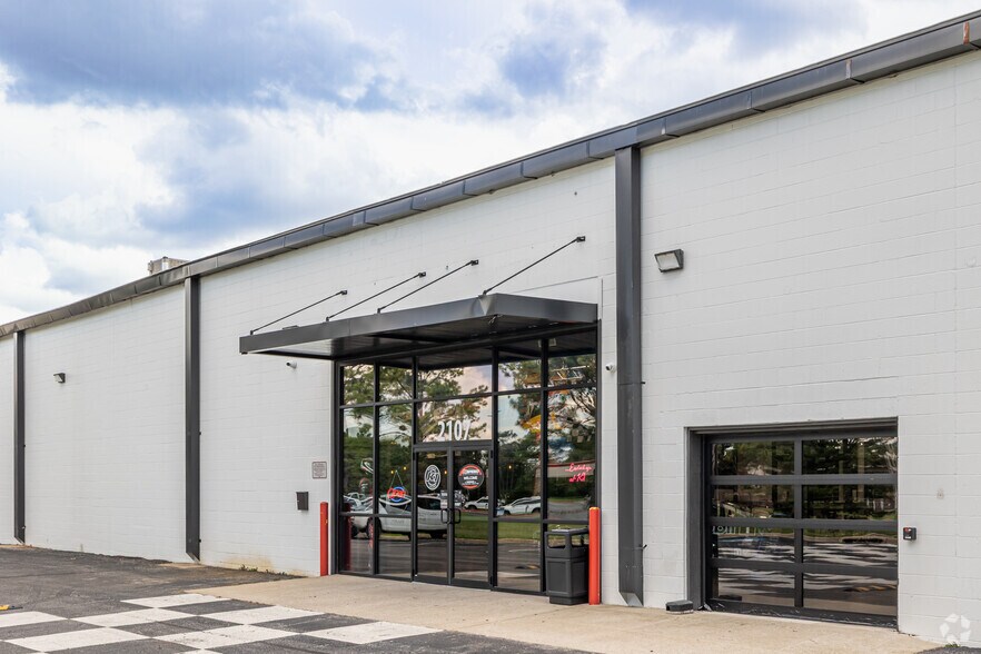 More Photos Of 2111 W Walnut St, Rogers Freestanding For Lease