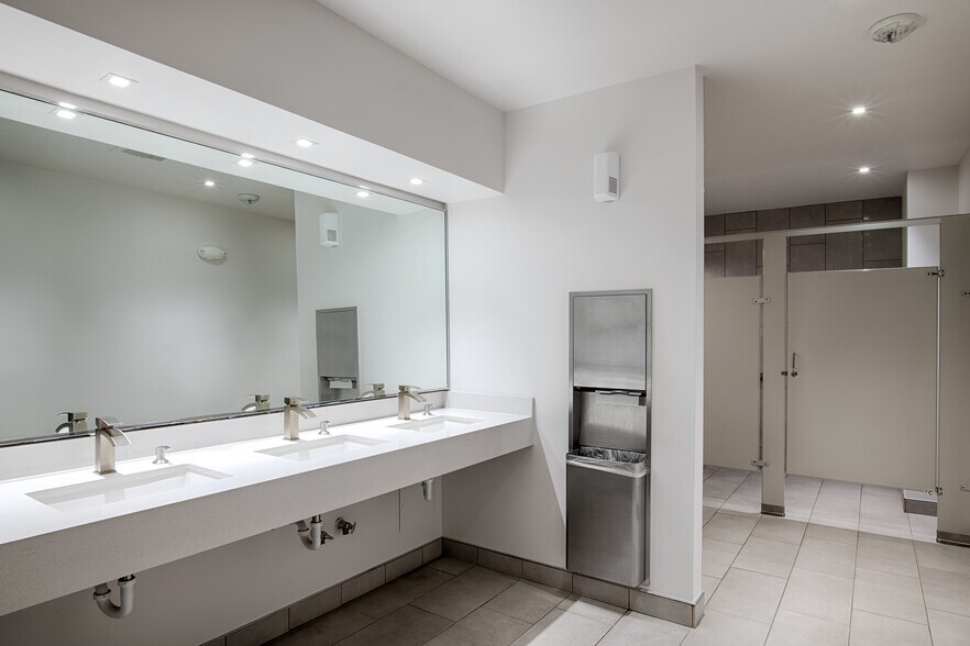 More Photos Of 5710 Lyndon B Johnson Fwy, Dallas Unknown For Lease