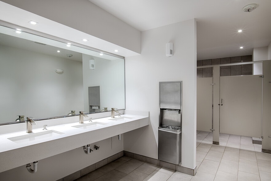 More Photos Of 5728 Lyndon B Johnson Fwy, Dallas Office For Lease