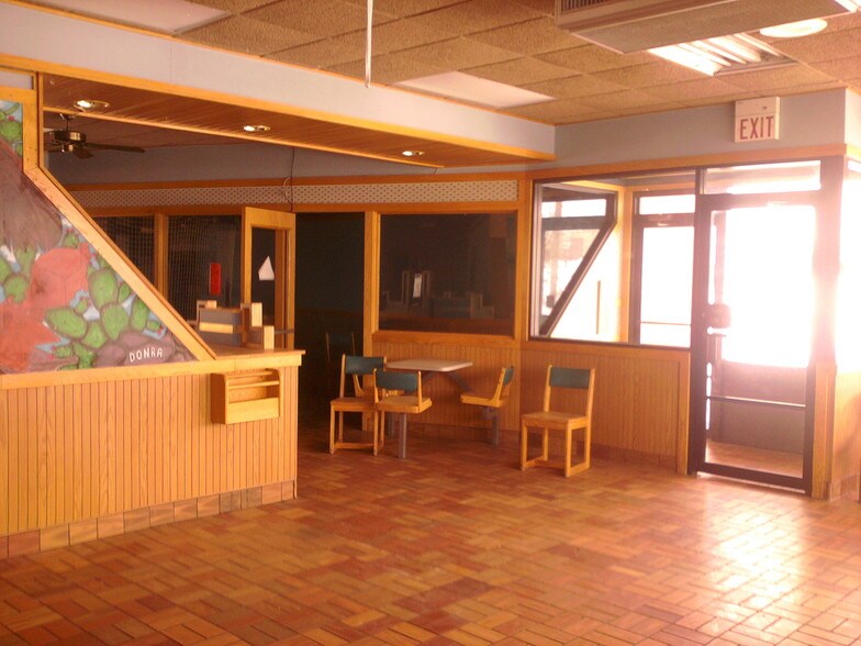 More Photos Of 1011-1013 E Spruce St, Abbotsford Storefront Retail Office For Lease