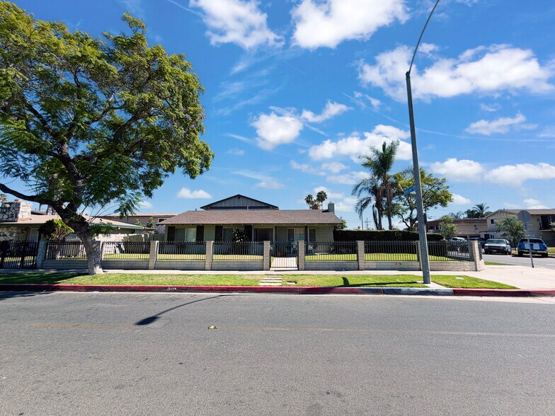 More Photos Of 302 E Wakefield Ave, Anaheim Apartments For Sale