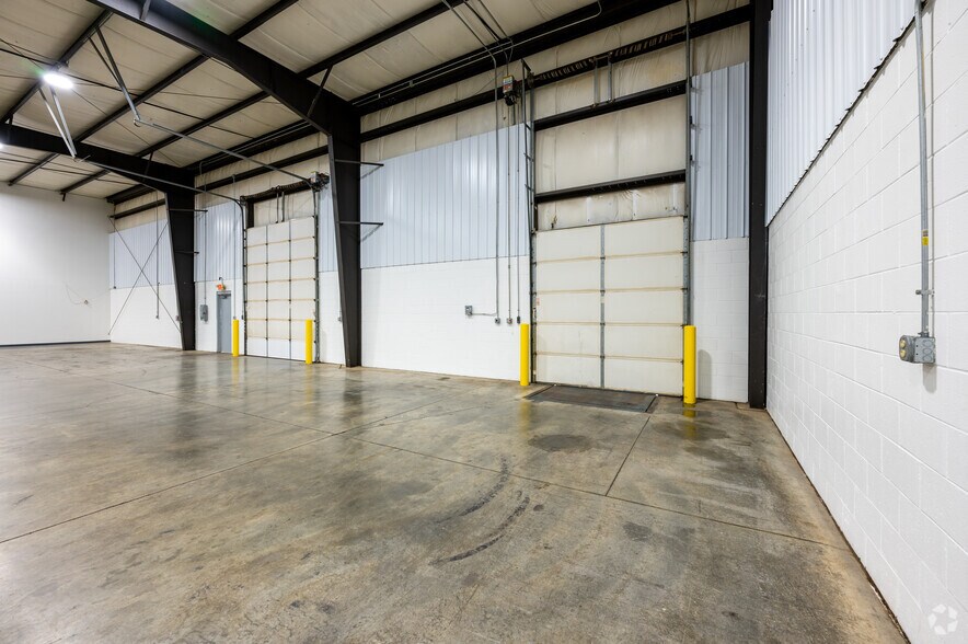More Photos Of 4036 Perry Blvd, Whitestown Warehouse For Lease
