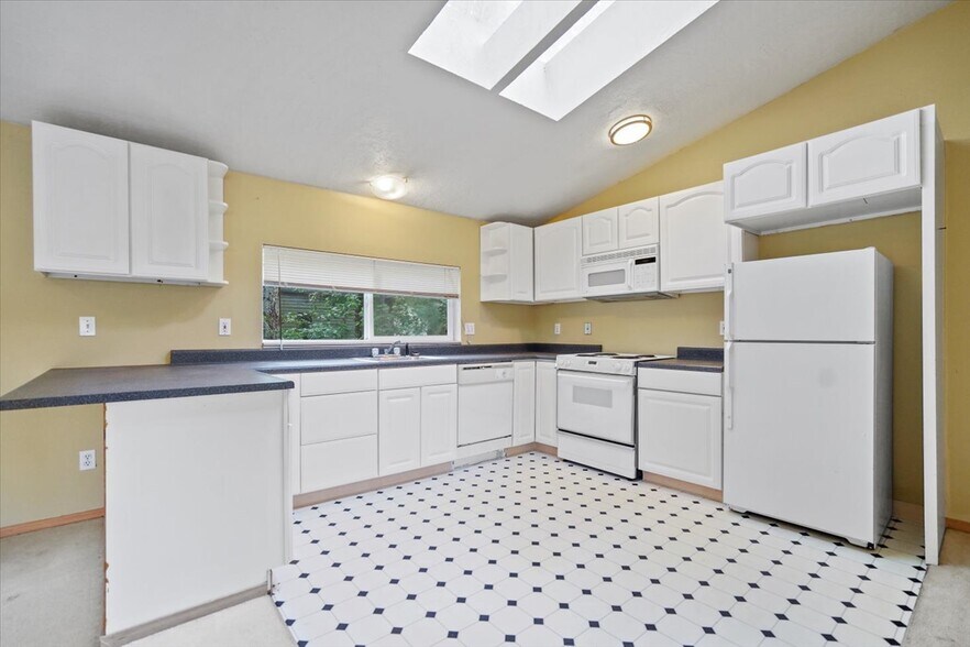 More Photos Of 171 Sunset Blvd, Cannon Beach Storefront Retail Residential For Sale