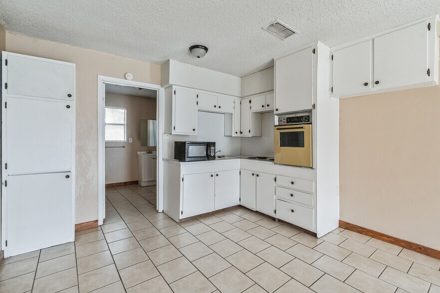 More Photos Of 604 N 3rd St, Haskell Multifamily For Sale