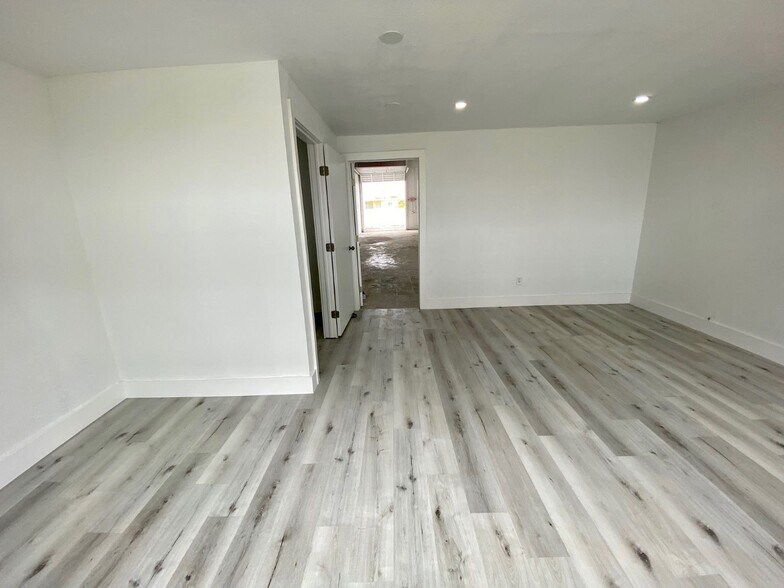 More Photos Of 242 W 21st St, Hialeah Warehouse For Lease