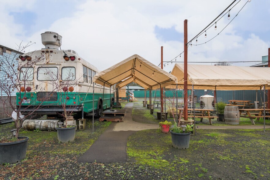 More Photos Of 926 E Main St, Cottage Grove Restaurant For Sale