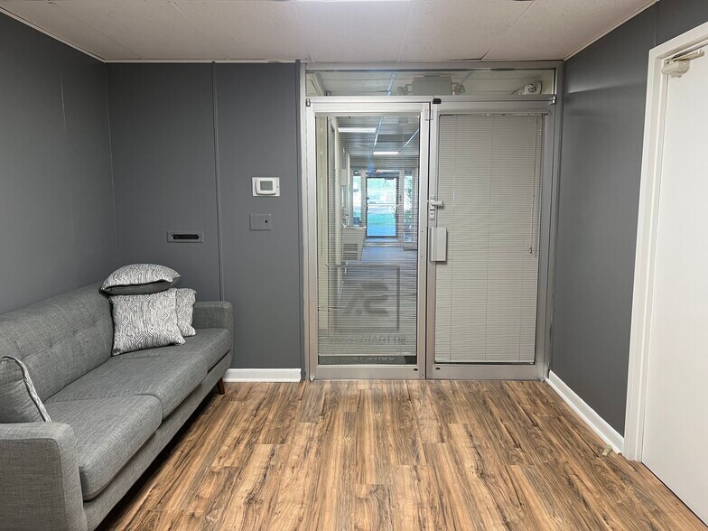 More Photos Of 1877 Orchard Lake Rd, Sylvan Lake Medical For Sale