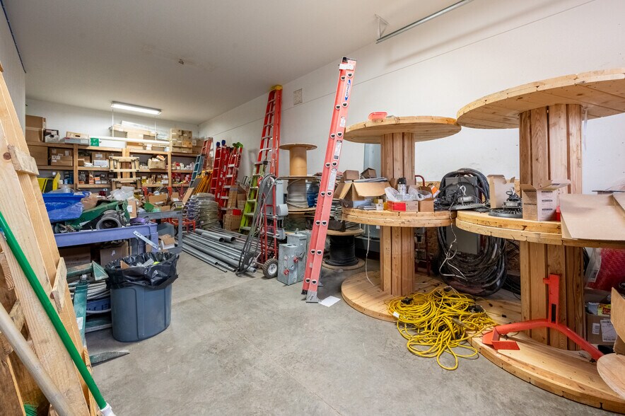 More Photos Of 211 Jetway Dr, Belgrade Flex For Sale