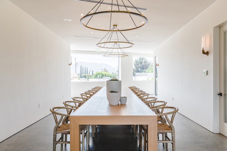 More Photos Of 2211 W Burbank Blvd, Burbank Office For Sale