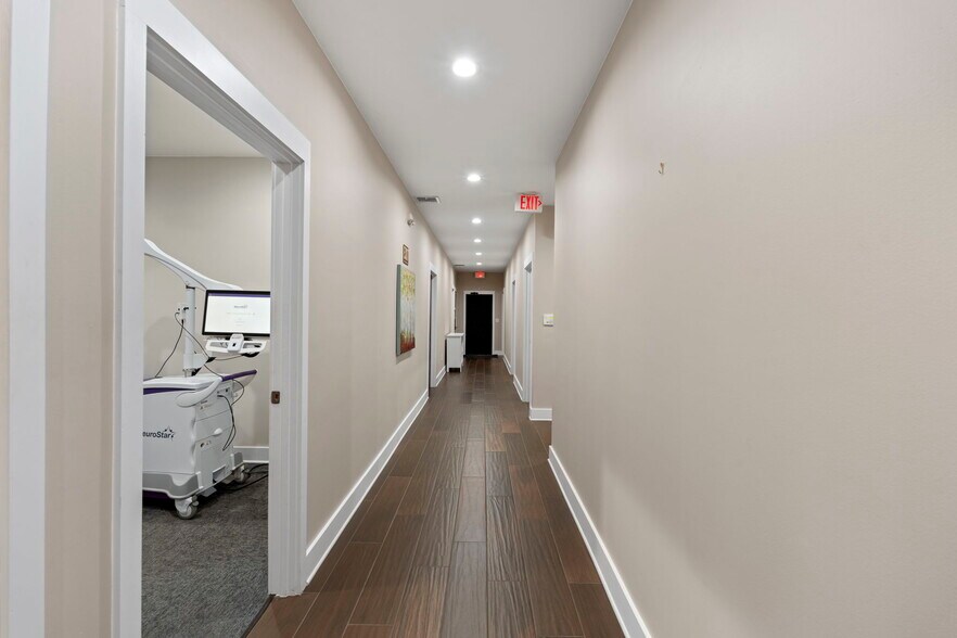 More Photos Of 9518 Tioga Dr, San Antonio Office For Sale
