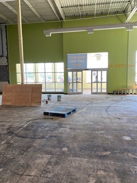 More Photos Of 3001 S Veterans Pkwy, Springfield General Retail For Lease