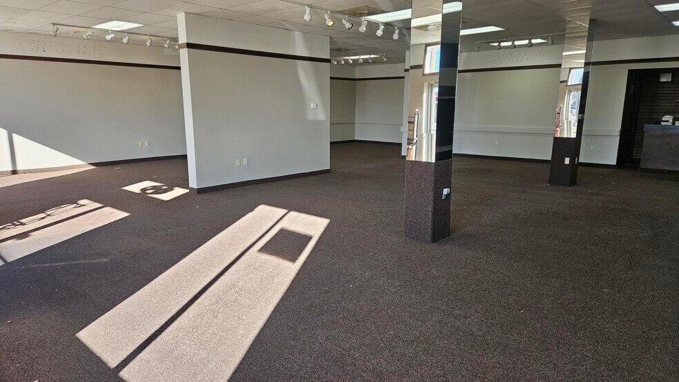 More Photos Of 606 W Cherokee St, Wagoner General Retail For Lease