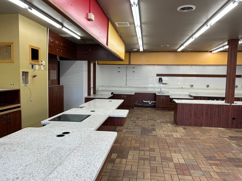 More Photos Of 1636 W 4th St, Waterloo Convenience Store For Sale