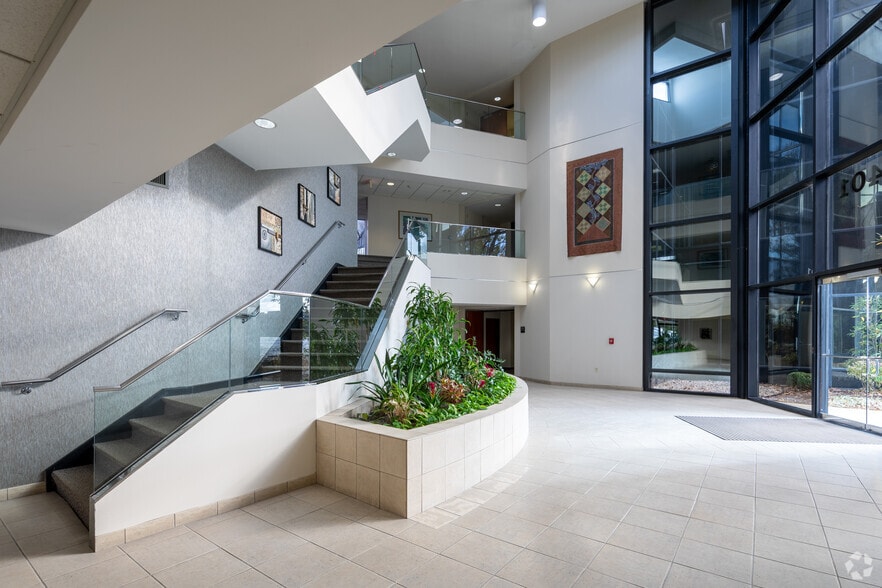 More Photos Of 10401 Linn Station Rd, Louisville Office For Lease