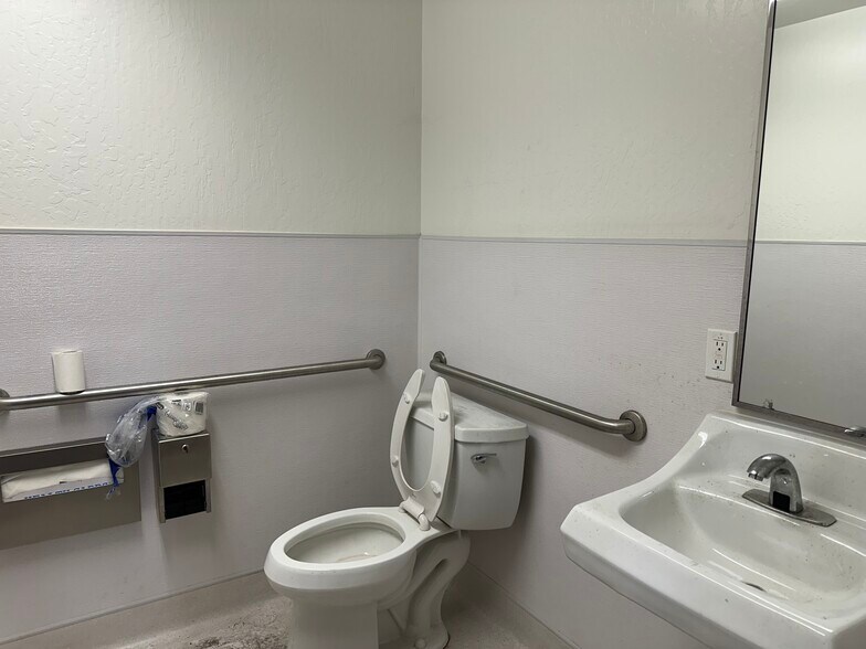 More Photos Of 1979-1999 Davis St, San Leandro Distribution For Lease