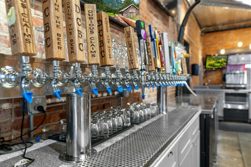 More Photos Of 451 S Thompson Ave, Excelsior Springs Bar For Sale