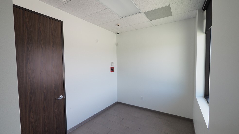 More Photos Of 21110 N Summitry Cir, Katy Warehouse For Lease