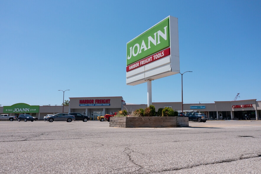 More Photos Of 2520-2630 Eastbrook Plz, Columbus Storefront For Lease