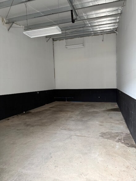 More Photos Of 56-58 River Rd, Chatham Warehouse For Lease