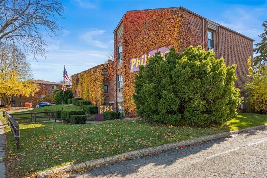 More Photos Of 910 W Hillcrest Dr, Dekalb Sorority Fraternity House For Sale