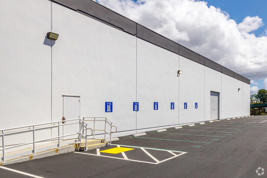 More Photos Of 800 W Artesia Blvd, Compton Warehouse For Lease