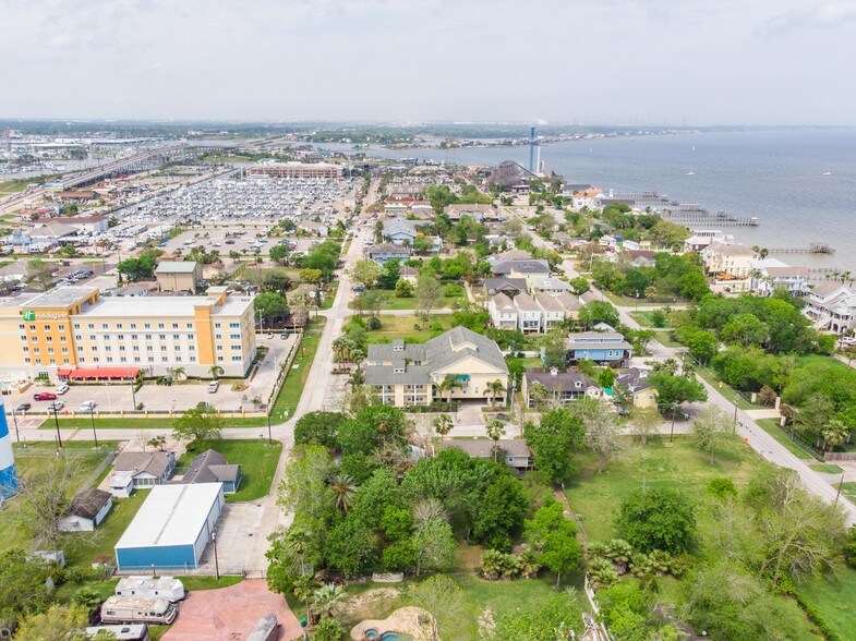More Photos Of 811 Bradford Ave, Kemah Office For Lease