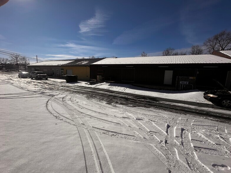 More Photos Of 522A S Main St, Broadway Flex For Sale