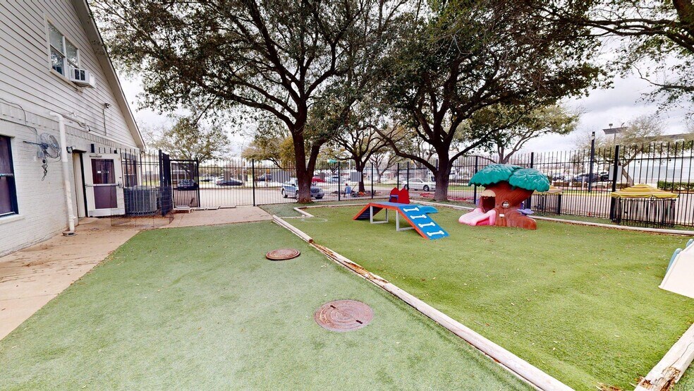 More Photos Of 3663 S Dairy Ashford Rd, Houston Veterinarian Kennel For Sale